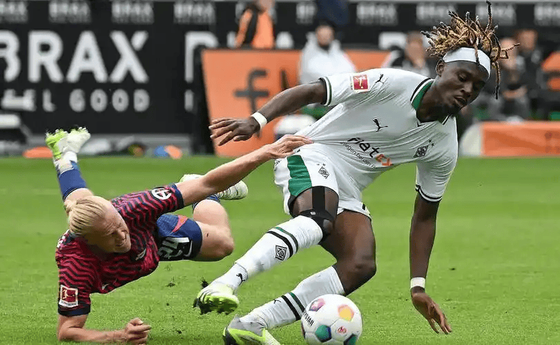 九游体育官网- 门兴格拉德巴赫冲刺阶段防线松动Scout在德国队比赛中晋级，现场解说直呼：字母哥怒砍23分